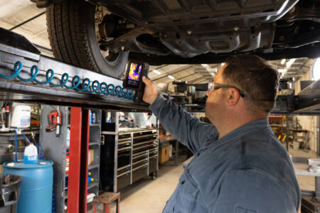 Inspektion der Bremsen eines Autos mit einer FLIR iXX Wärmebildkamera